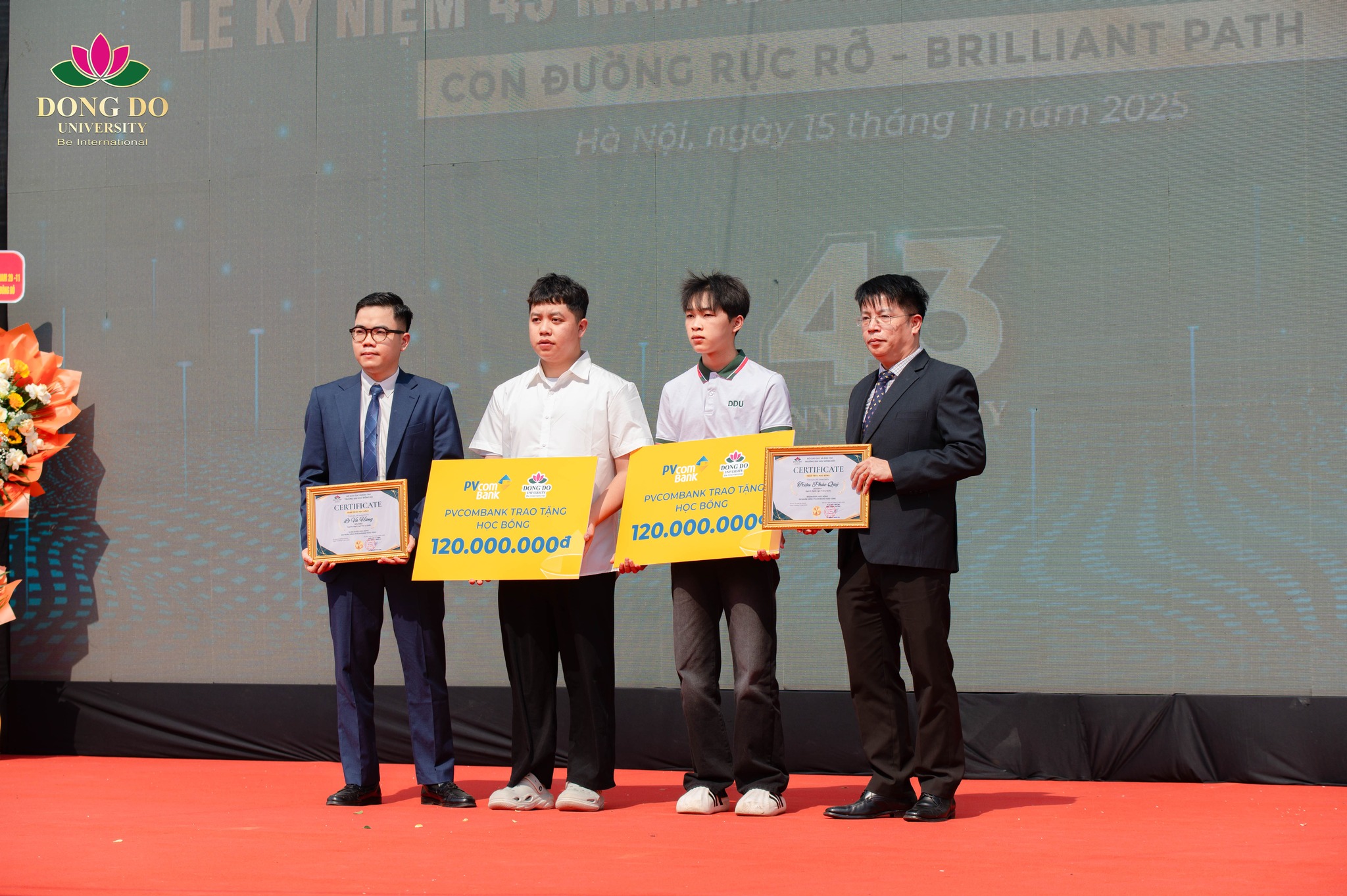 Ng&acirc;n h&agrave;ng PVcombank trao tặng 2 suất học bổng cho sinh vi&ecirc;n