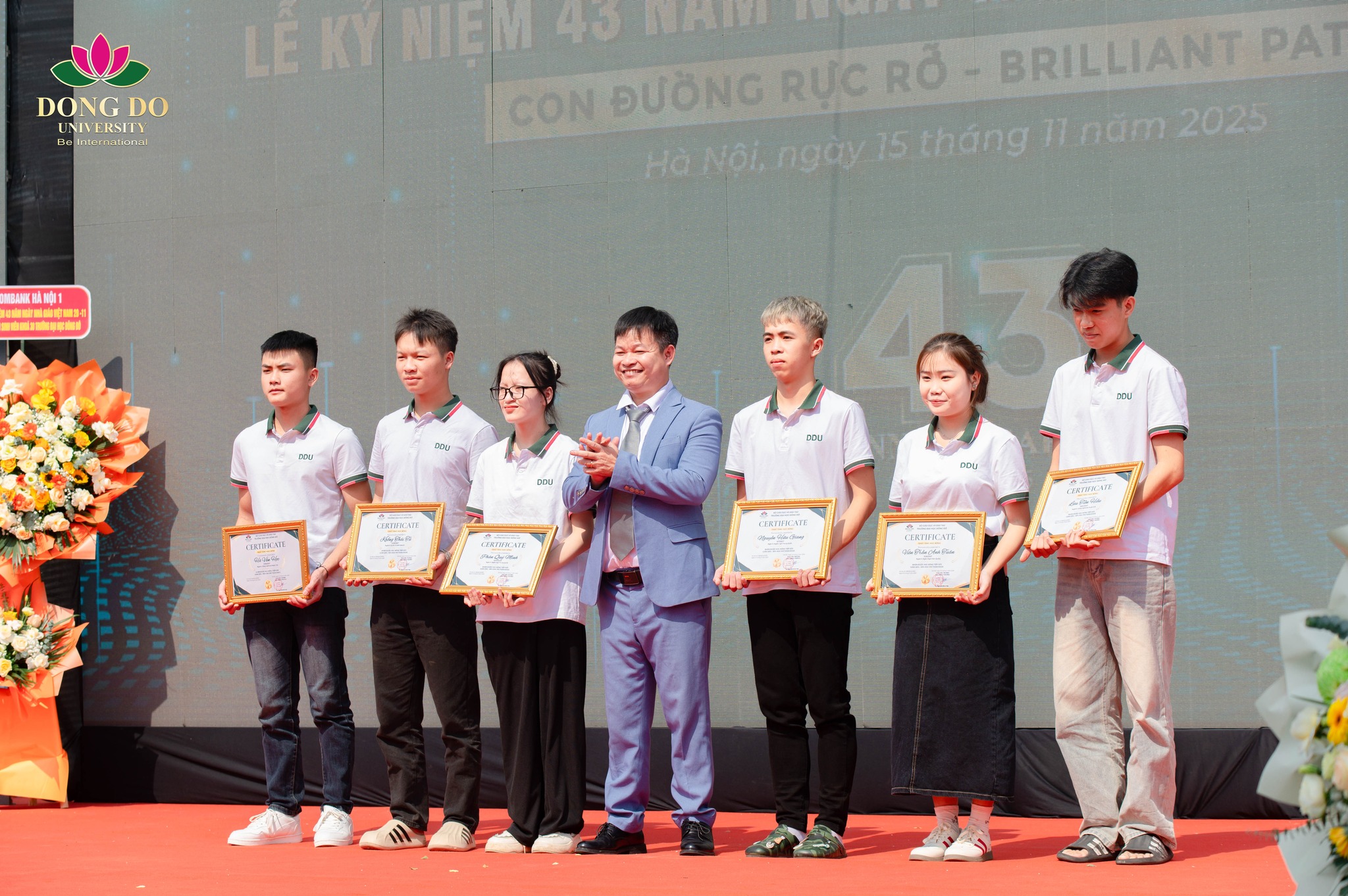 TS. Nguyễn Đ&igrave;nh T&acirc;n &ndash; Ph&oacute; Hiệu trưởng phụ tr&aacute;ch Trường trao Học bổng tiếp sức cho sinh vi&ecirc;n