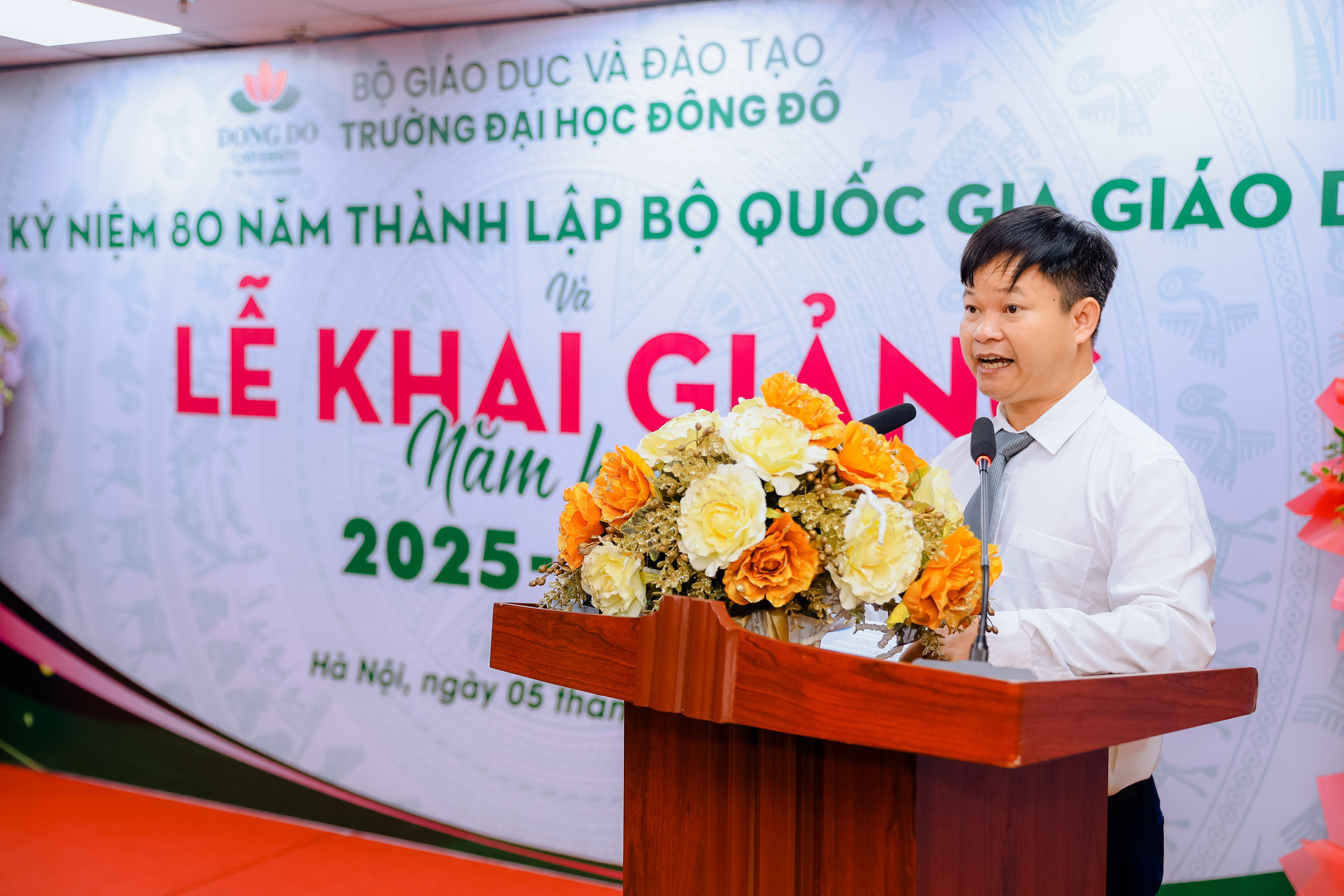 TS. Nguyễn Đ&igrave;nh T&acirc;n &ndash; Ph&oacute; Hiệu trưởng nh&agrave; trường đọc diễn văn khai giảng năm học mới 2025-2026
