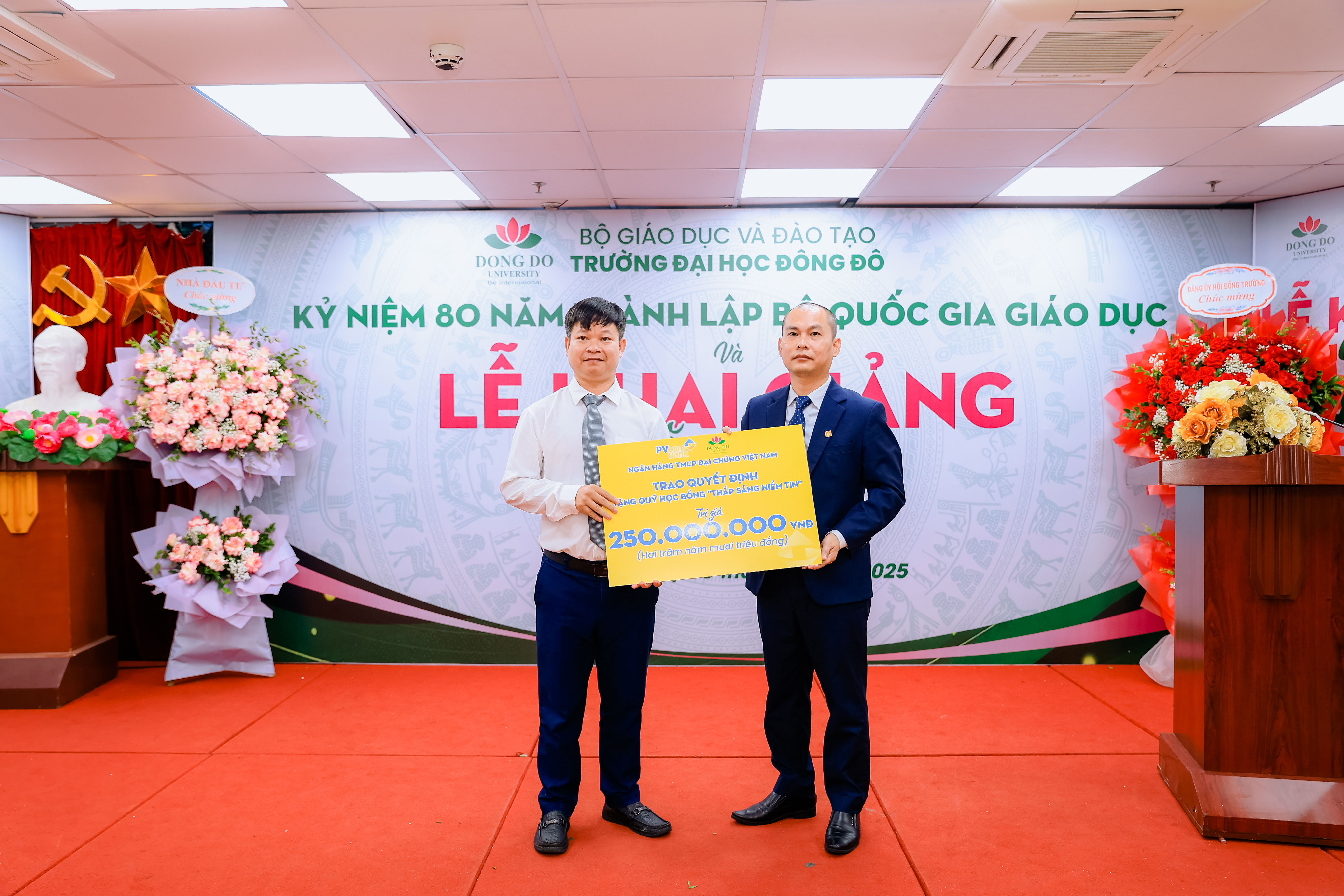 Ng&acirc;n h&agrave;ng PVcombank với Quyết định trao tặng Quỹ &ldquo;Thắp s&aacute;ng niềm tin&rdquo; trị gi&aacute; 250.000.000 đồng