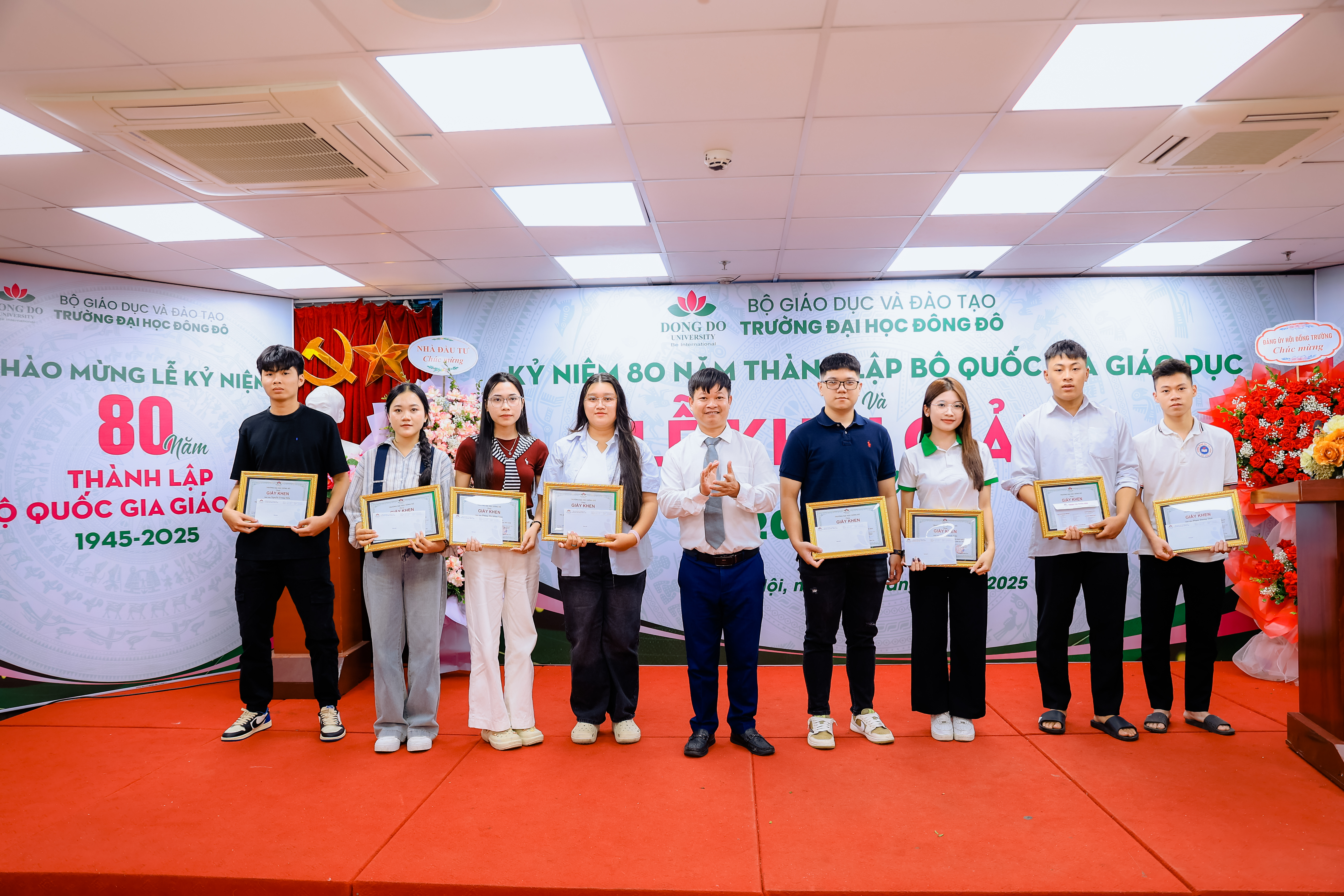 Trường Đại học Đ&ocirc;ng Đ&ocirc; vinh danh v&agrave; trao thưởng cho những sinh vi&ecirc;n ti&ecirc;u biểu