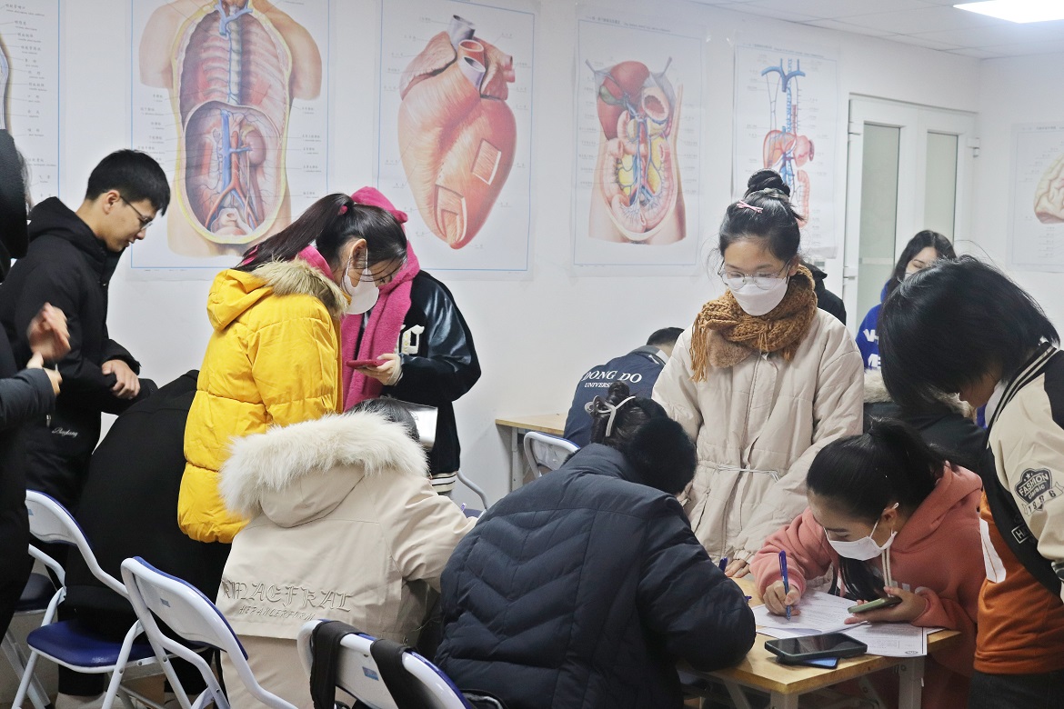 Sinh vi&ecirc;n Trường được c&aacute;c B&aacute;c sỹ tiến h&agrave;nh thăm kh&aacute;m sức khỏe