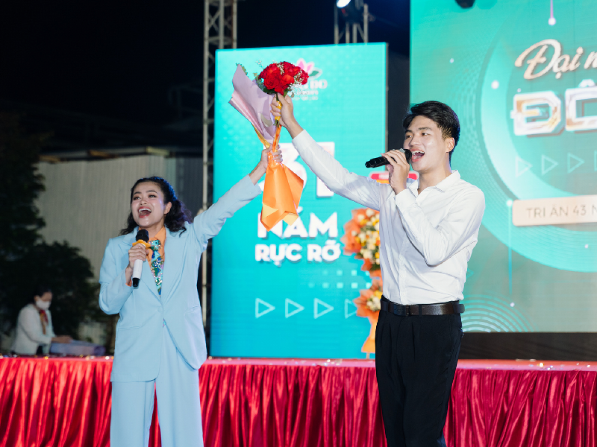 Nhạc sĩ, Ca sĩ Ho&agrave;ng Hồng Ngọc giao lưu c&ugrave;ng sinh vi&ecirc;n trường Đ&ocirc;ng Đ&ocirc;