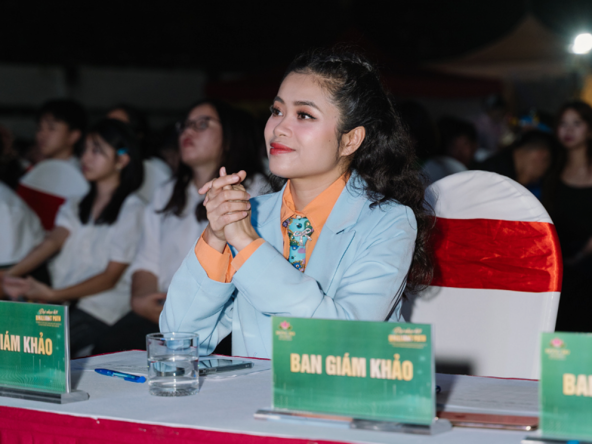 Nhạc sĩ, Ca sĩ Ho&agrave;ng Hồng Ngọc với vai tr&ograve; l&agrave; ban gi&aacute;m khảo của đ&ecirc;m nhạc &ldquo;Đ&ocirc;ng Đ&ocirc; say hi&rdquo;