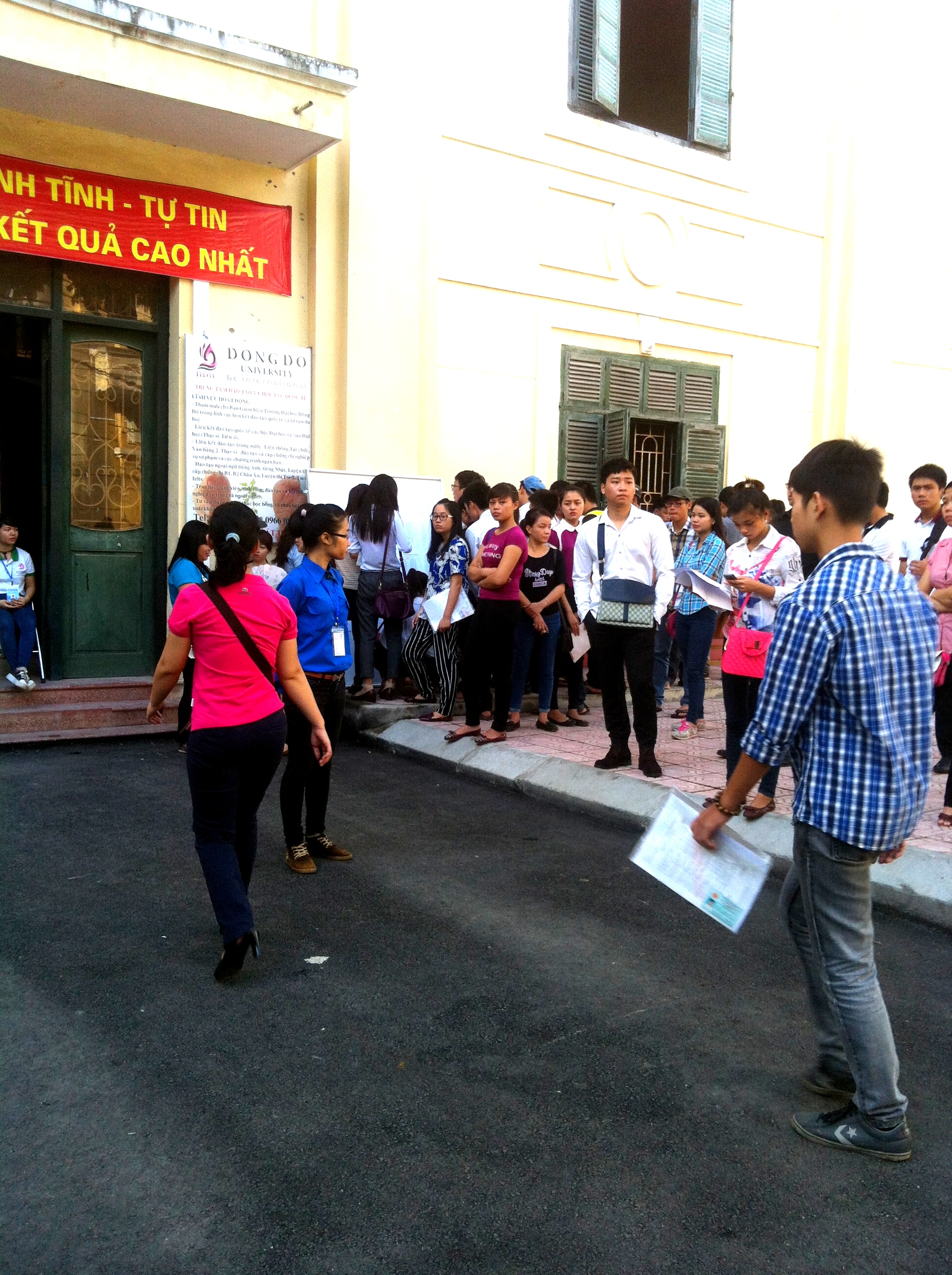 C&aacute;c bạn th&iacute; sinh xem lại danh s&aacute;ch ph&ograve;ng thi