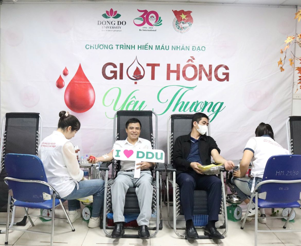 giot-hong-yeu-thuong-lan-toa-nghia-cu-cao-dep-tai-truong-dai-hoc-dong-do