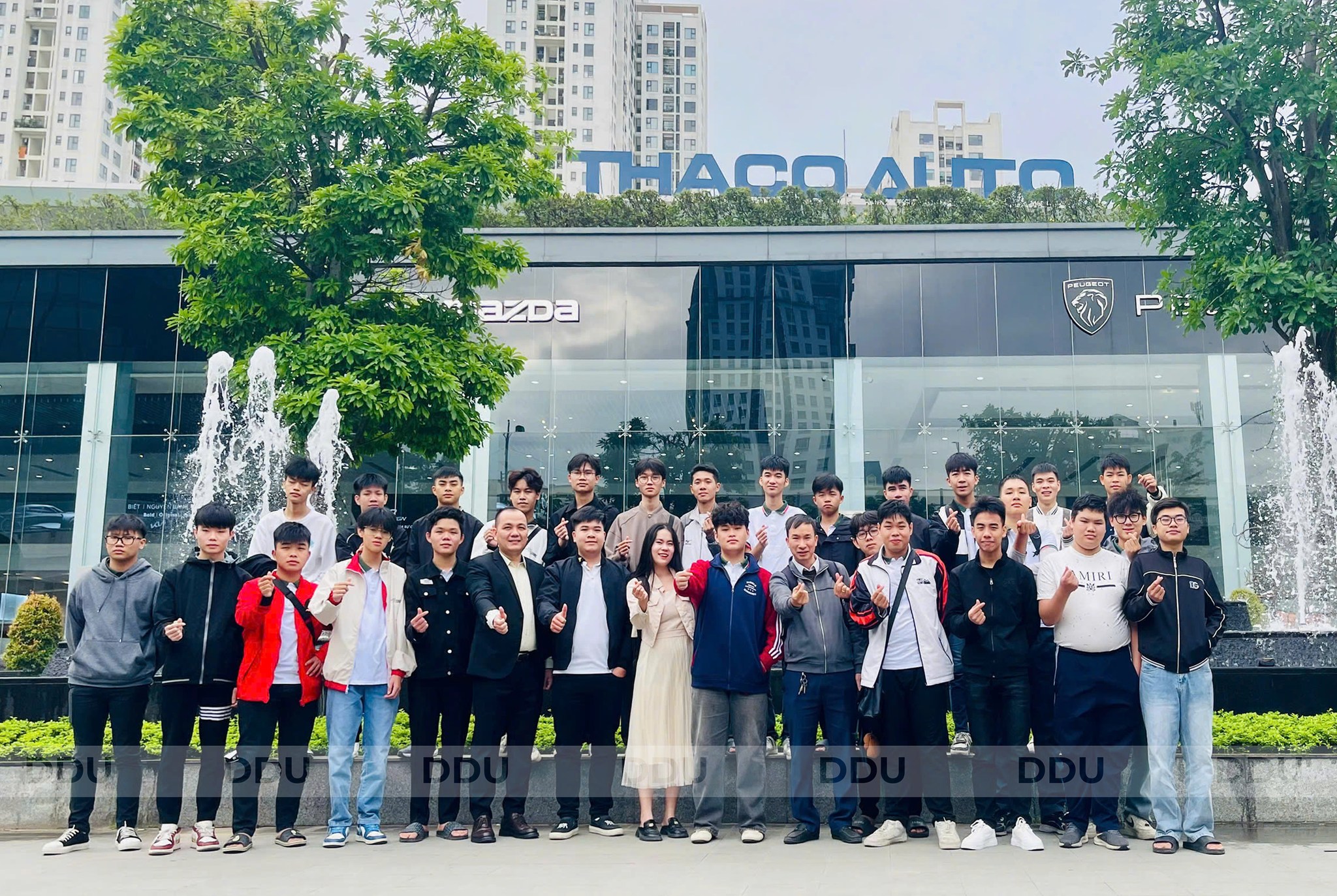 chia-khoa-nang-tam-nghe-nghiep-sinh-vien-nganh-cong-nghe-ky-thuat-o-to-trai-nghiem-thuc-te-tai-thaco-auto-pham-van-dong