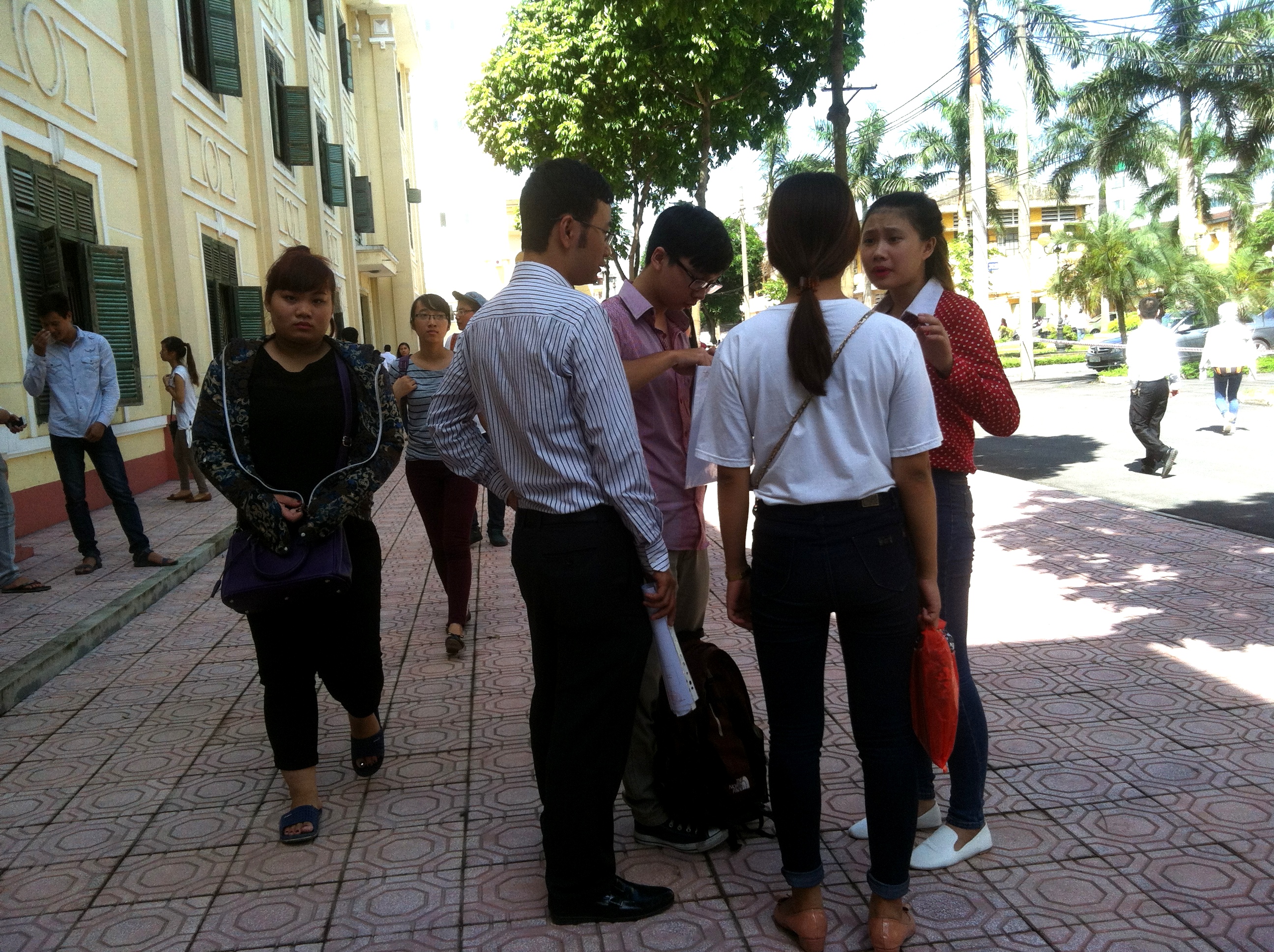 dai-hoc-dong-do-thu-hut-gan-1000-si-tu-den-lam-thu-tuc-du-thi-dai-hoc-2014