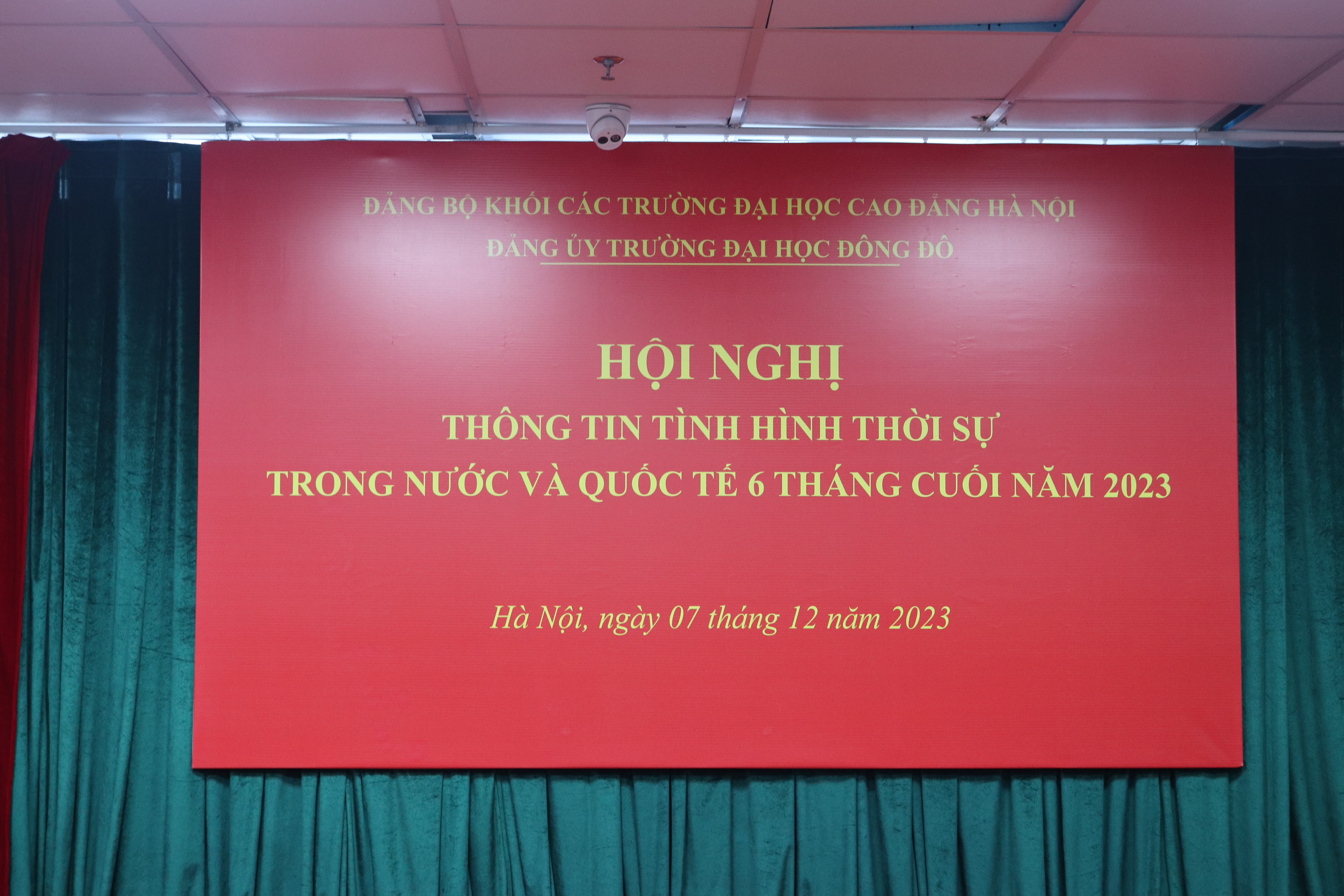 truong-dai-hoc-dong-do-to-chuc-hoi-nghi-thong-tin-tinh-hinh-thoi-su-trong-nuoc-va-quoc-te