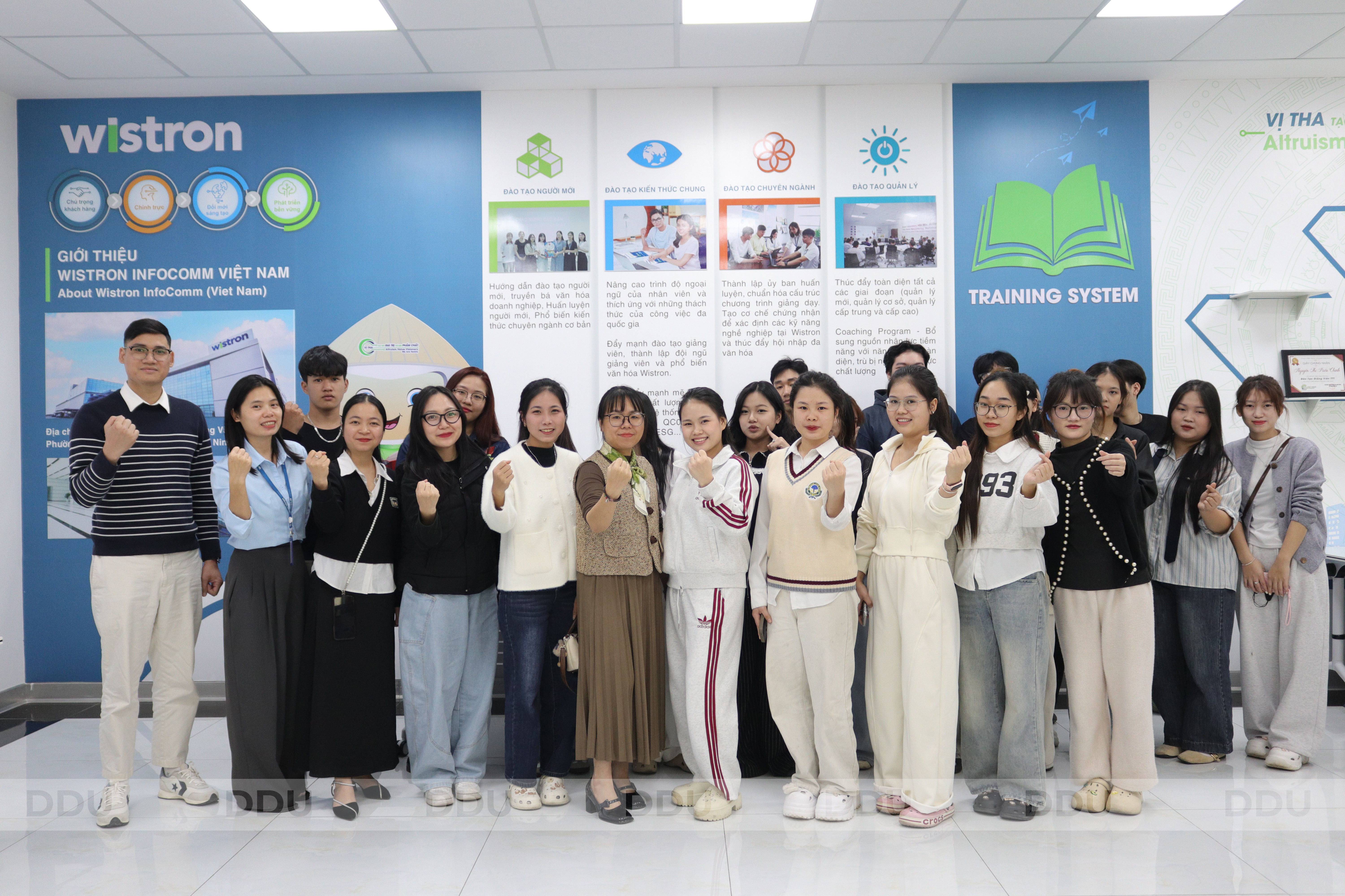 khoa-ngoai-ngu-truong-dai-hoc-dong-do-tong-ket-va-trao-chung-nhan-thuc-tap-cho-sinh-vien-k27-tai-wistron-infocomm