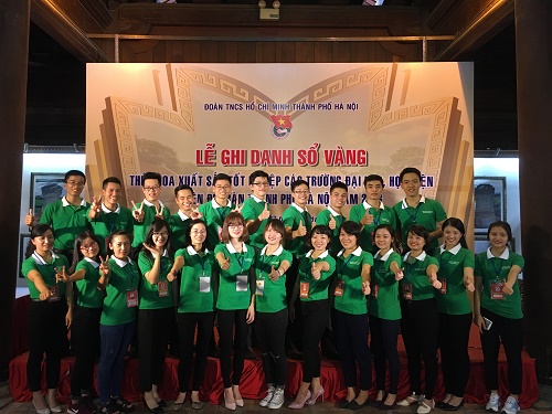 nu-thu-khoa-dai-hoc-dong-do-vinh-du-ghi-danh-tren-so-vang-van-mieu-quoc-tu-giam-670