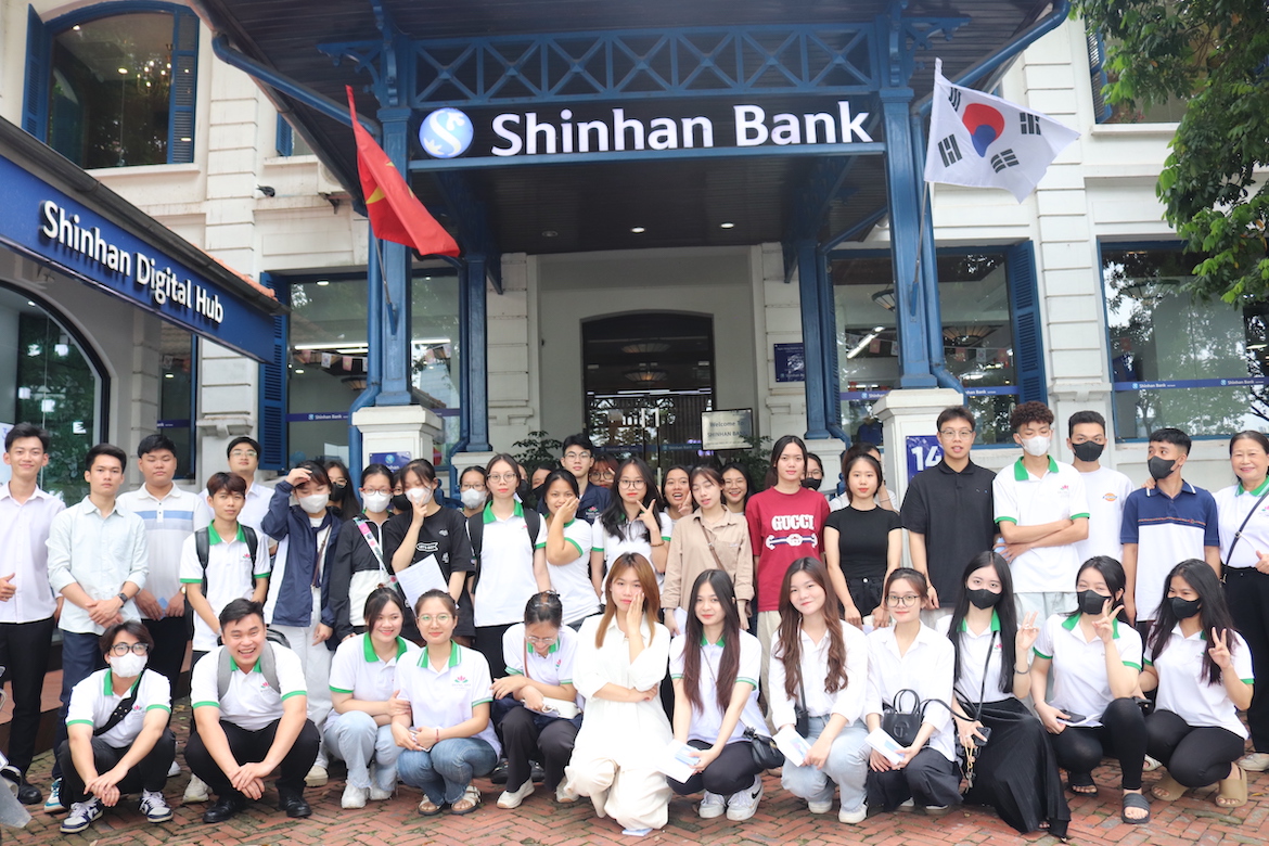 sinh-vien-tai-chinh-ngan-hang-va-ke-toan-tham-gia-bank-tour-tai-ngan-hang-shinhan-viet-nam