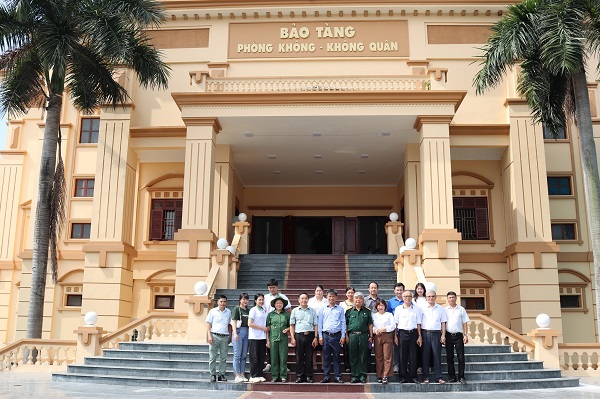 thay-va-tro-truong-dai-hoc-dong-do-dang-huong-tuong-niem-cac-anh-hung-liet-sy-nhan-ngay-27-7-1801