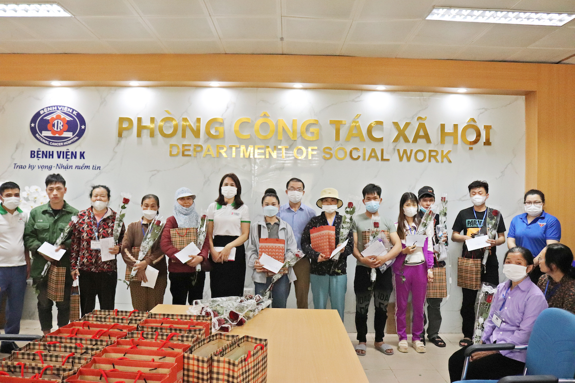 to-chuc-tham-hoi-va-trao-qua-cho-cac-benh-nhan-co-hoan-canh-kho-khan-tai-benh-vien-k-tan-trieu