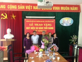 trao-huy-hieu-50-nam-tuoi-dang