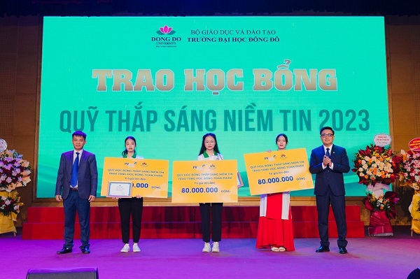 trao-tang-hoc-bong-toan-phan-tri-gia-240-000-000d-cho-sinh-vien-vuot-kho