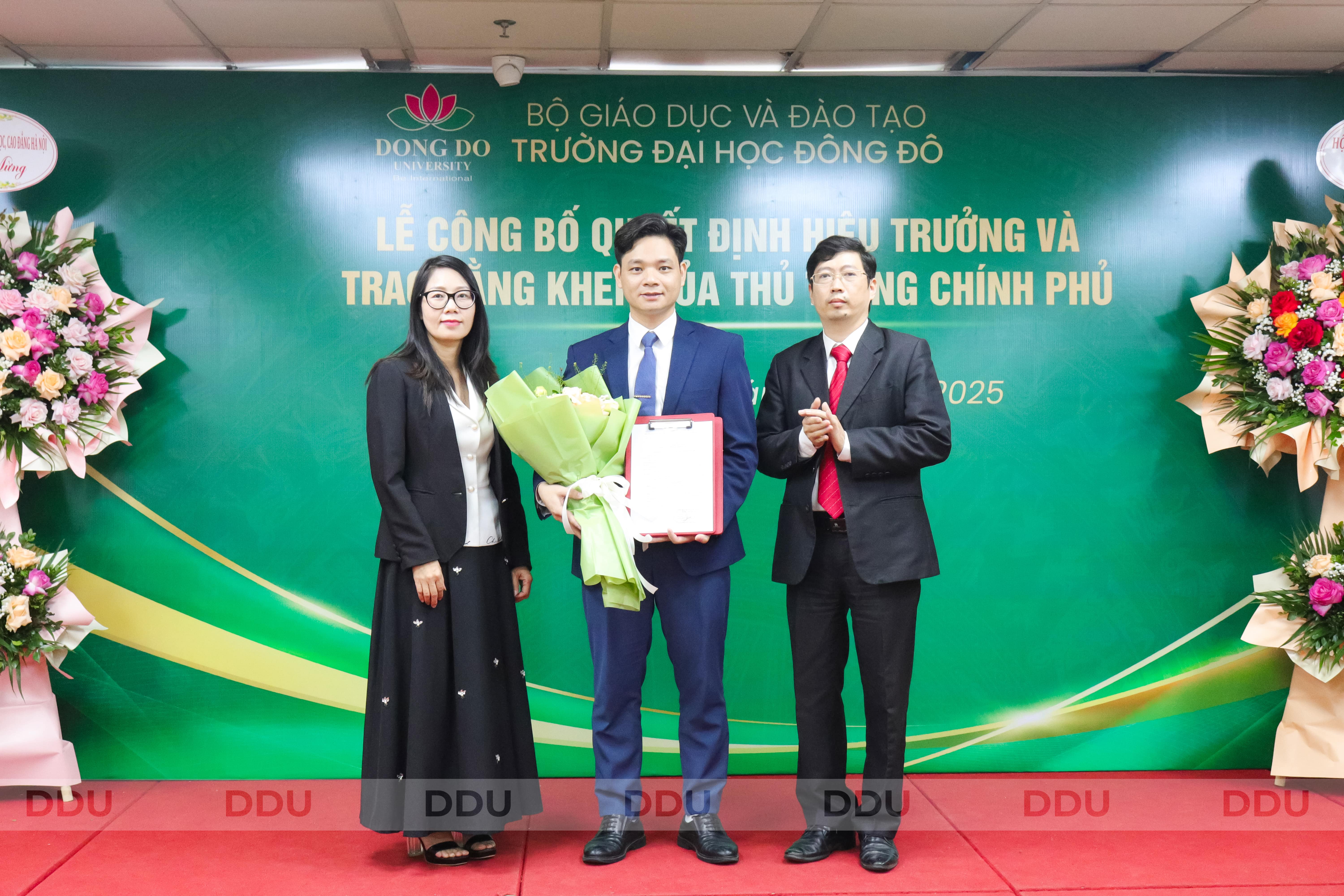 truong-dai-hoc-dong-do-long-trong-to-chuc-le-cong-bo-quyet-dinh-bo-nhiem-hieu-truong-va-don-nhan-bang-khen-cua-thu-tuong-chinh-p