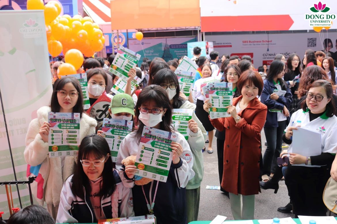 truong-dai-hoc-dong-do-soi-dong-tai-ngay-hoi-tu-van-tuyen-sinh-huong-nghiep-2025