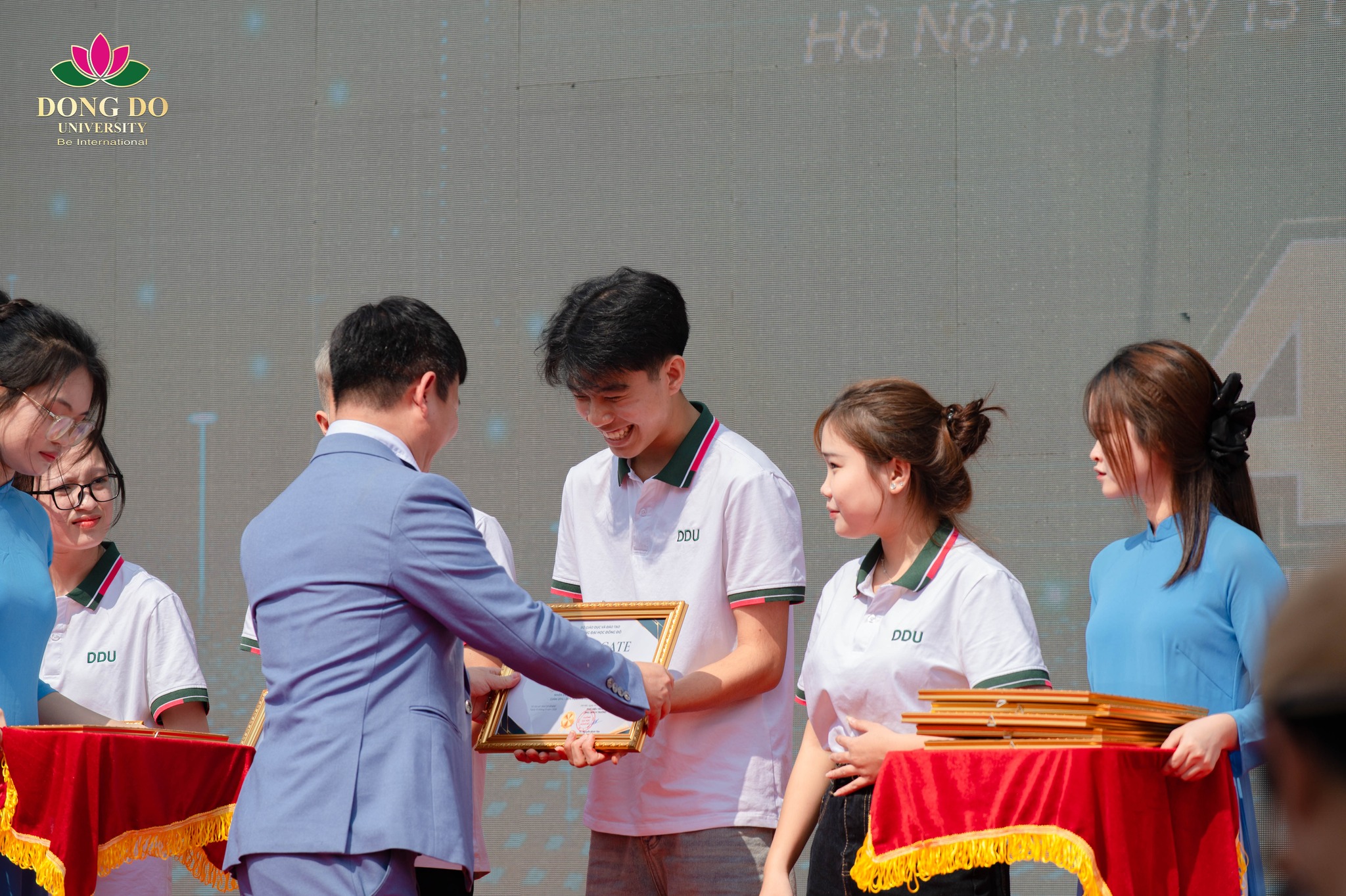 truong-dai-hoc-dong-do-trao-hoc-bong-dau-vao-cho-tan-sinh-vien-k30-lan-toa-gia-tri-tri-thuc-chap-canh-tai-nang-tre