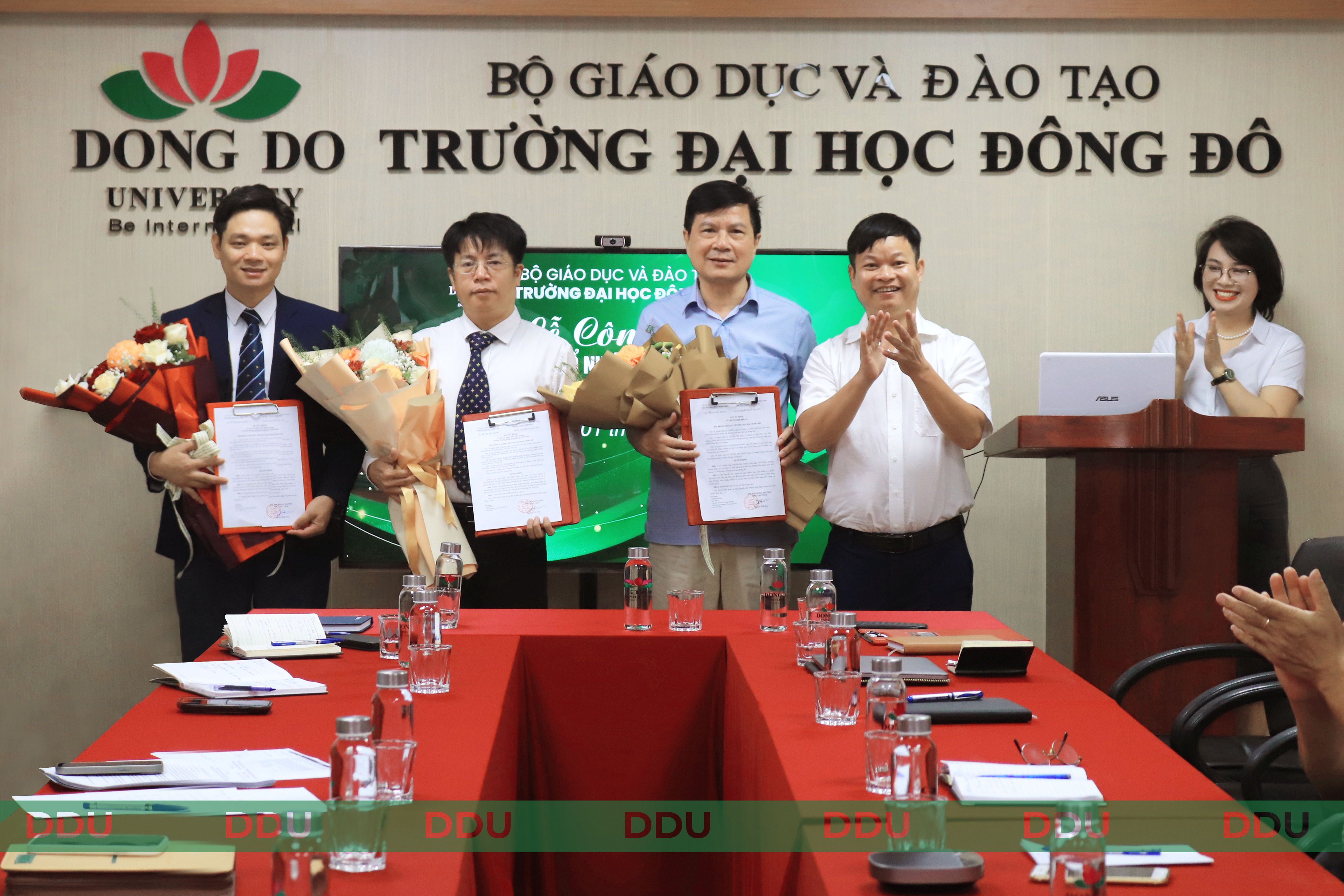 trao-quyet-dinh-bo-nhiem-tan-pho-hieu-truong-va-cong-bo-thanh-lap-ban-kiem-soat-chat-luong-chien-luoc