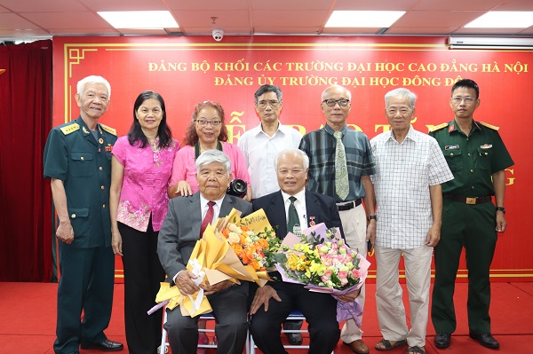 truong-dai-hoc-dong-do-to-chuc-le-trao-tang-huy-hieu-60-nam-tuoi-dang-cho-dong-chi-nguyen-bich-va-dong-chi-vu-xuan-xien
