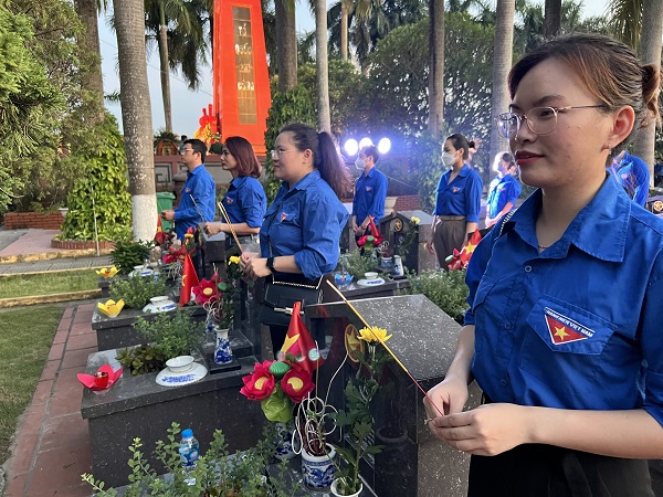 tuoi-tre-thu-do-thap-nen-tri-an-cac-anh-hung-liet-si-nhan-ky-niem-75-nam-ngay-thuong-binh-liet-si