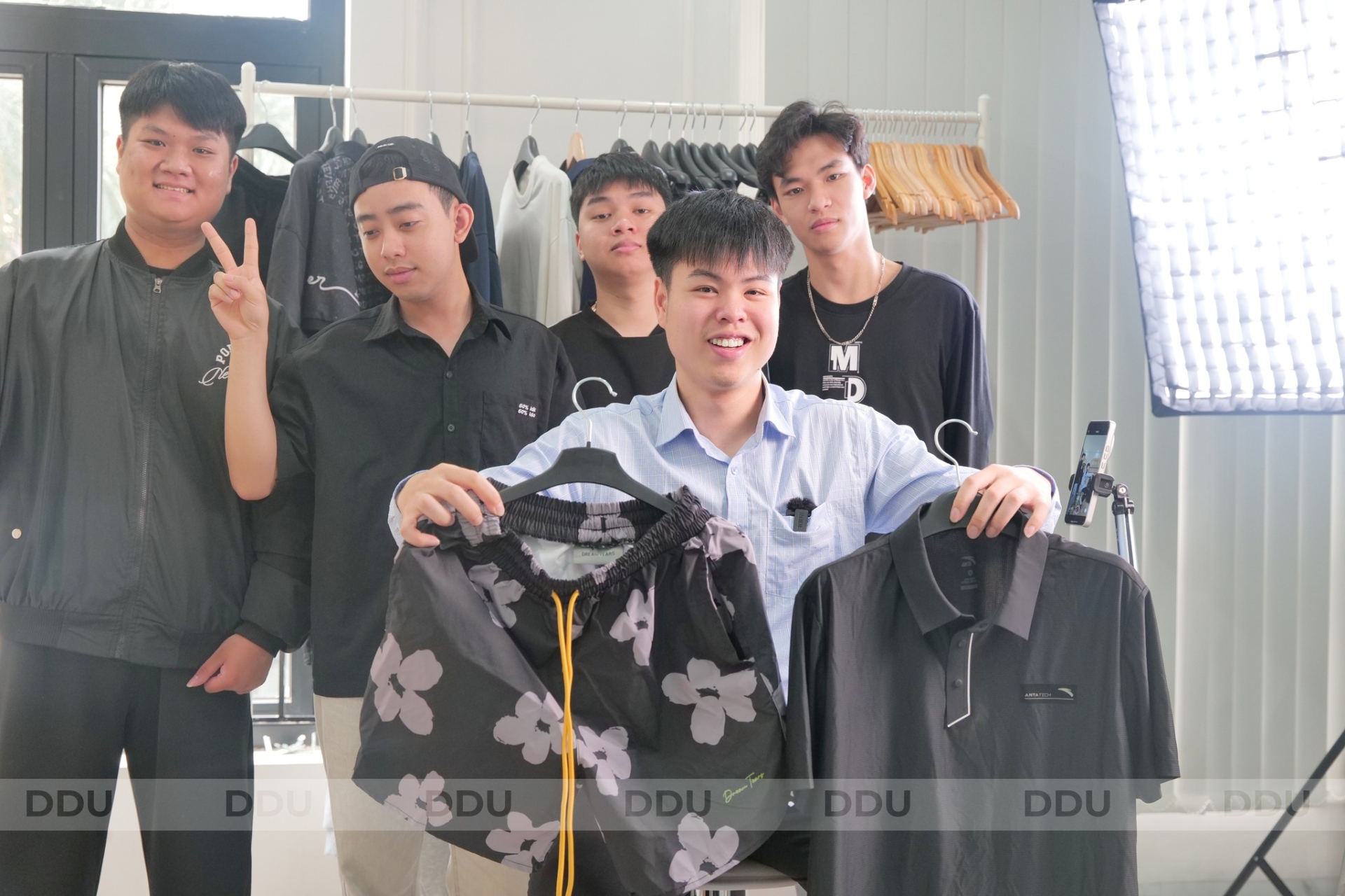 sinh-vien-e-commerce-truong-dai-hoc-dong-do-di-thuc-tap-thi-lam-gi