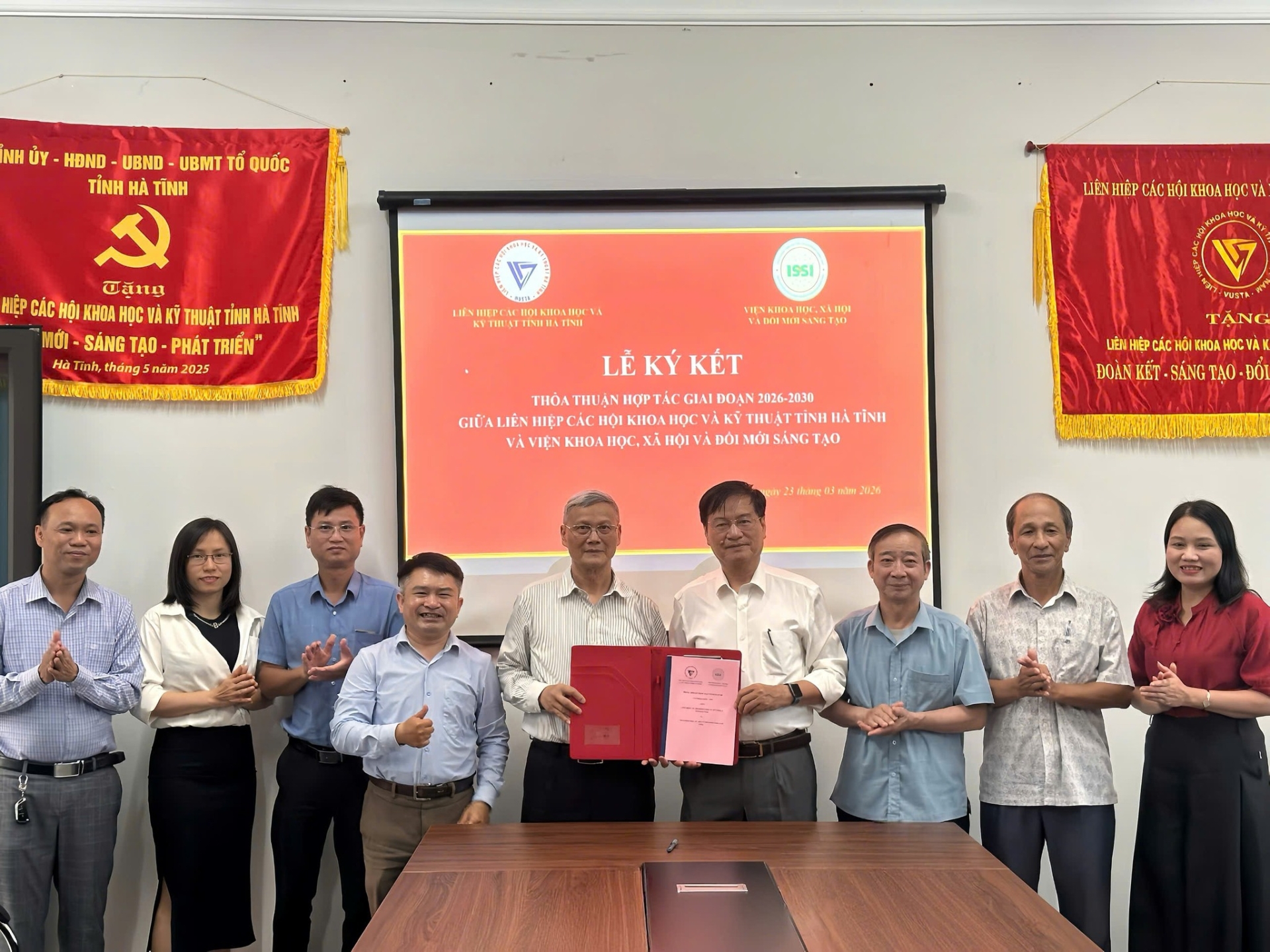 ky-ket-thoa-thuan-hop-tac-giai-doan-2026-2030-giua-vien-issi-truong-dai-hoc-dong-do-va-lien-hiep-cac-hoi-kh-kt-ha-tinh