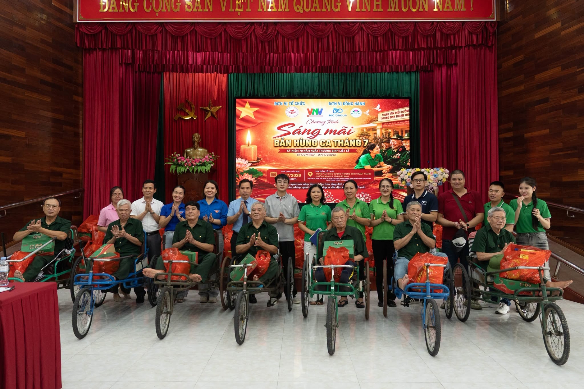 tuoi-tre-dong-do-tri-an-cac-anh-hung-tham-hoi-trung-tam-dieu-duong-thuong-binh-nang-thuan-thanh