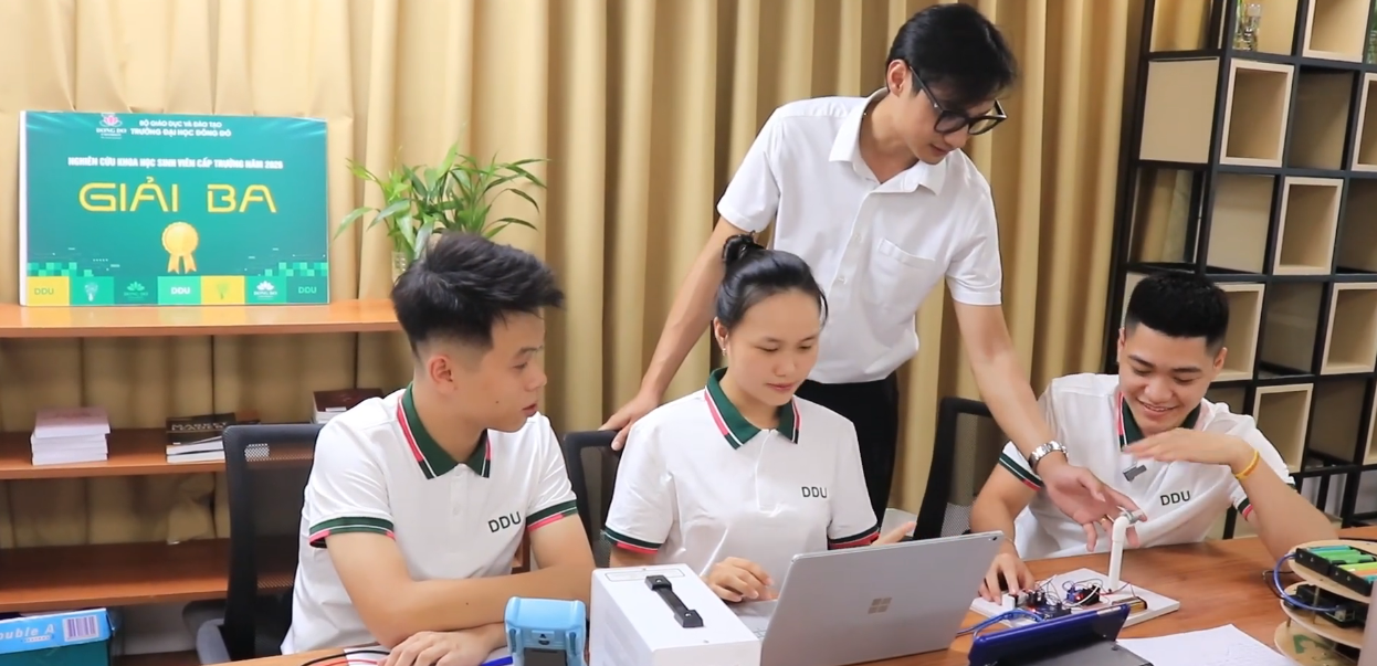sinh-vien-khoa-cong-nghe-thong-tin-truong-dai-hoc-dong-do-nghien-cuu-thiet-bi-ho-tro-nguoi-khuyet-tat-ung-dung-ai